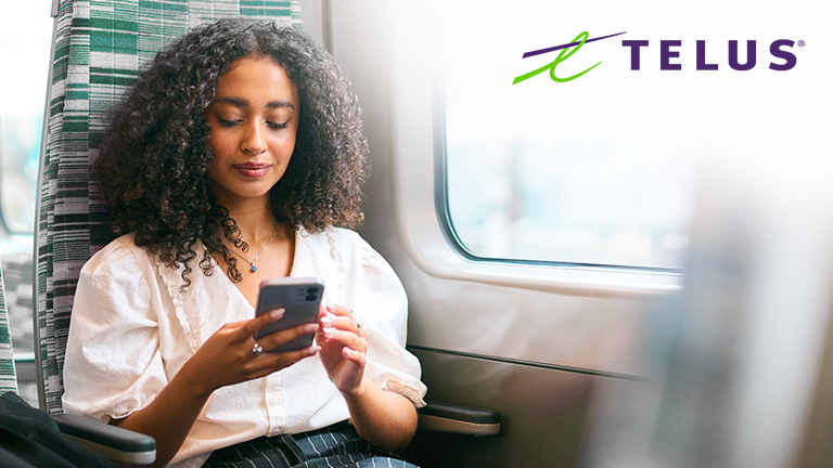 Personne en transport utilisant son téléphone et le logo de TELUS