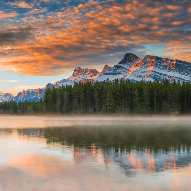 Coucher de soleil au-dessus d'un lac alpin