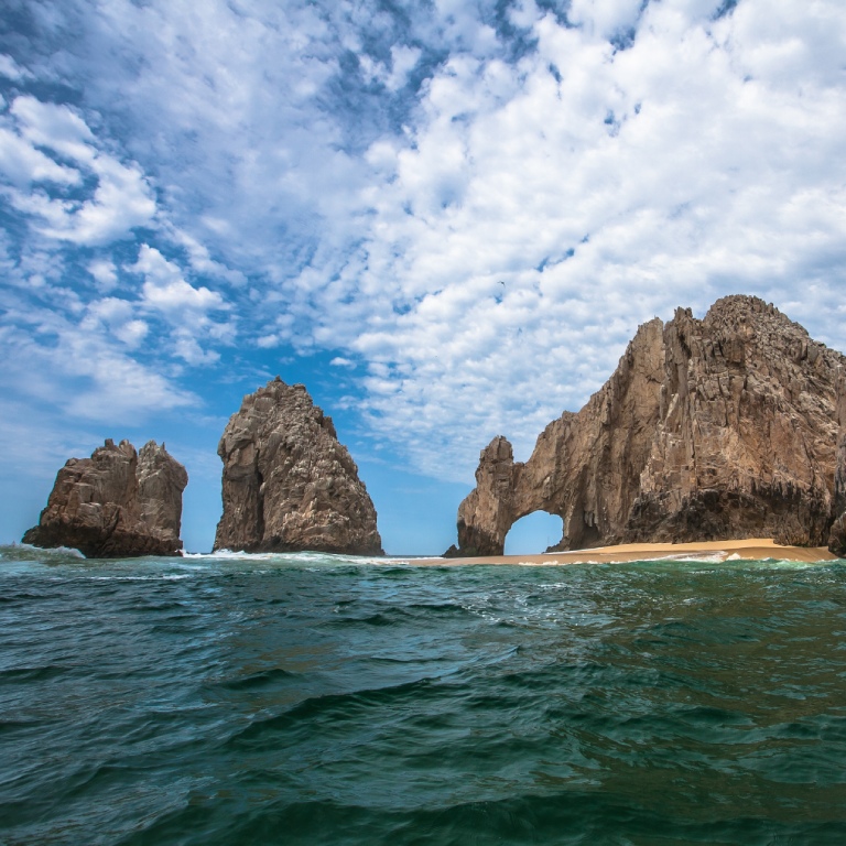 Vue du large de la formation rocheuse de l'arche de Cabo San Lucas