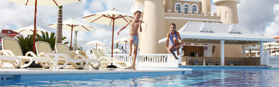 Enfants sautant dans une piscine au Bahia Principe Fantasia Punta Cana