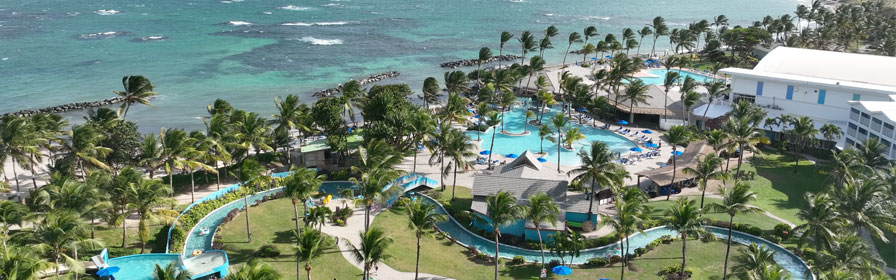 Vue de la rivière paresseuse et des piscines du Coconut Bay Beach Resort and Spa