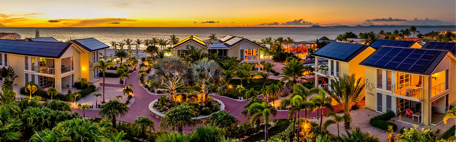 Vue de l’hôtel Delfins Beach au coucher du soleil