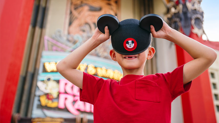 Enfant portant des oreilles de Mickey à Walt Disney World